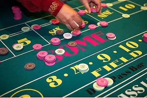 Pemain menikmati pengalaman taruhan sports dan casino melalui perangkat mobile yang responsif